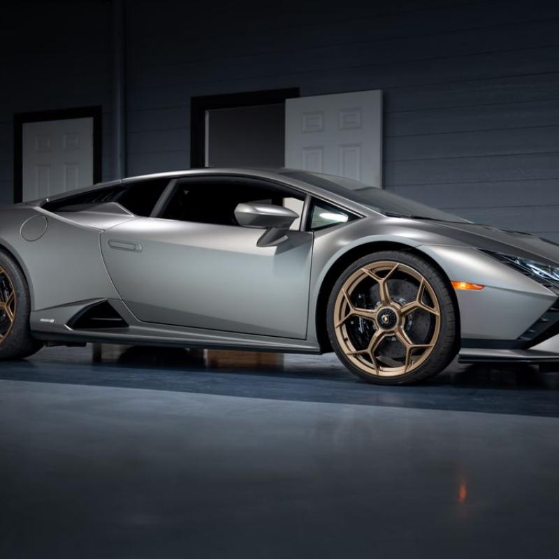 OEM vs Aftermarket Luxury Car Accessories: Which Should You Choose?
